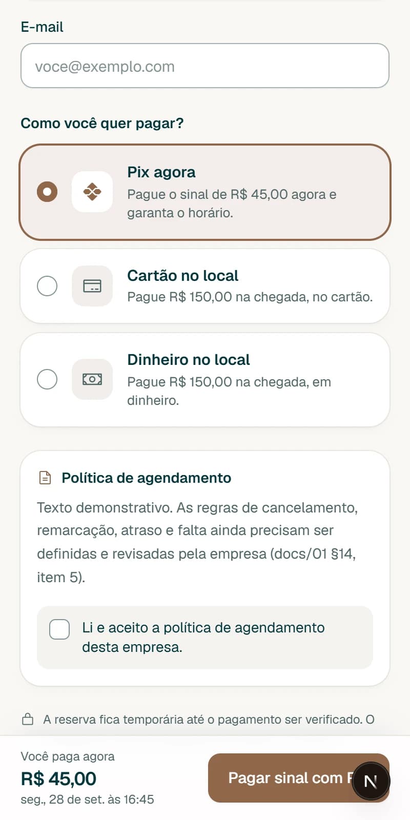 Escolha de pagamento no celular: Pix agora, cartão no local ou dinheiro no local.