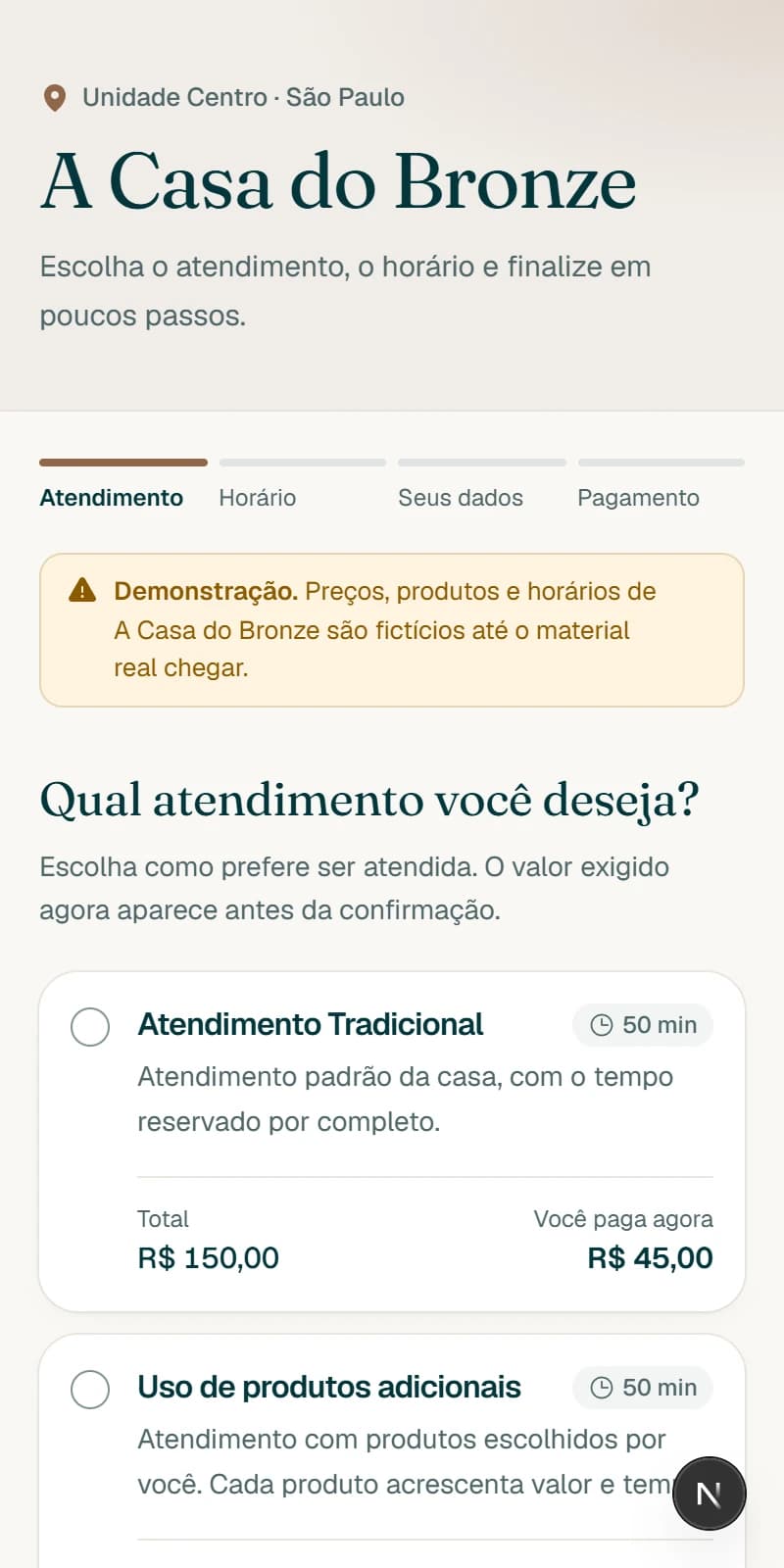 Página de agendamento no celular, com os atendimentos disponíveis, o valor total e o sinal.